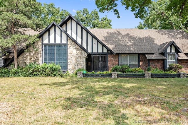 view of front of house featuring a front lawn