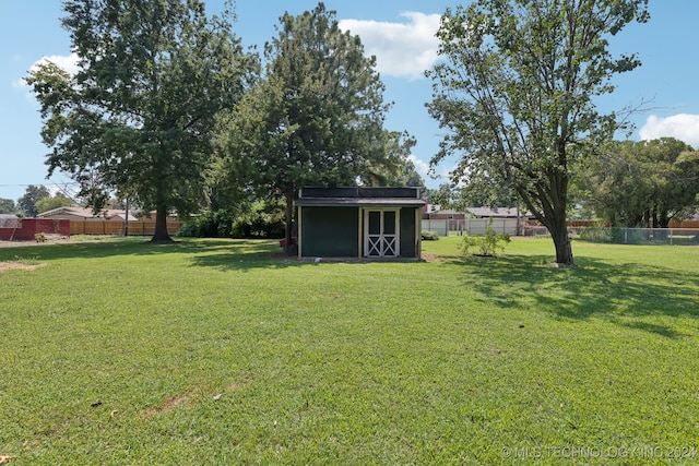 view of yard with an outbuilding