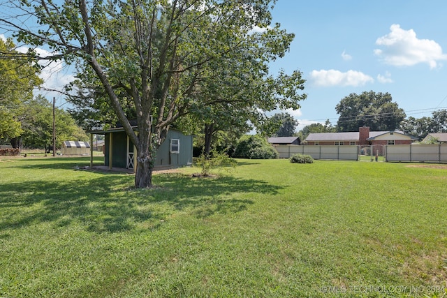 view of yard featuring a storage shed