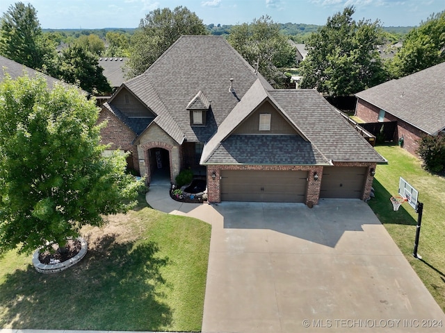 view of front facade featuring a garage and a front yard