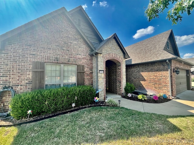 view of front facade featuring a front lawn and a garage