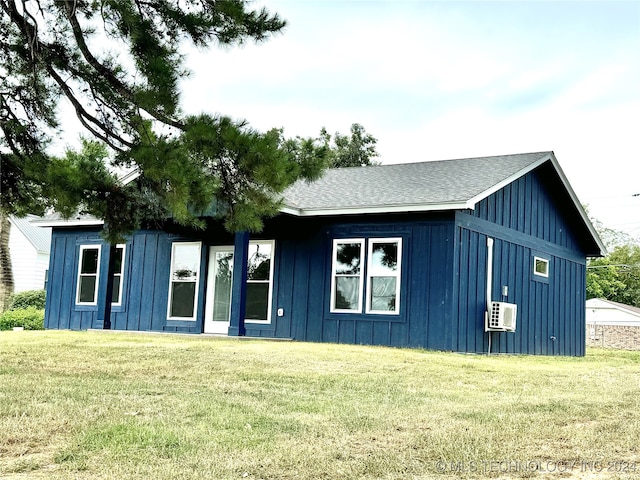 view of front of home featuring a front yard