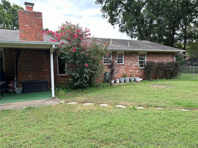 view of yard featuring a patio area