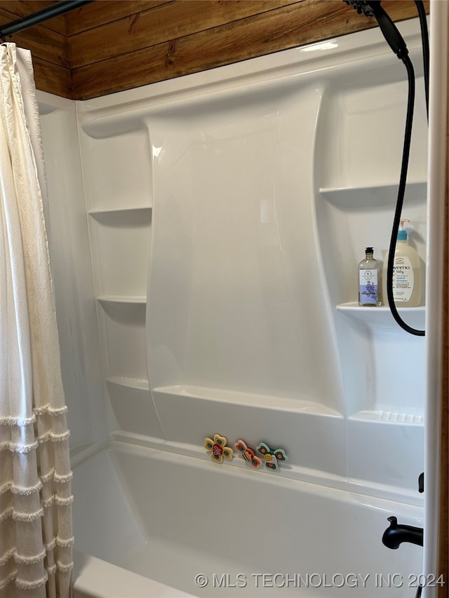 bathroom featuring shower / bathtub combination with curtain