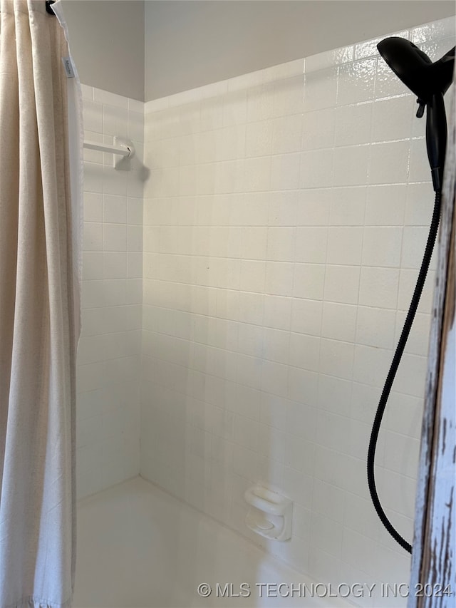 bathroom featuring shower / tub combo with curtain