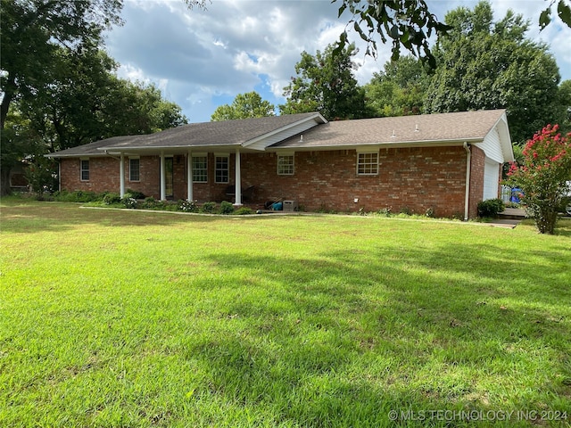 single story home with a front lawn