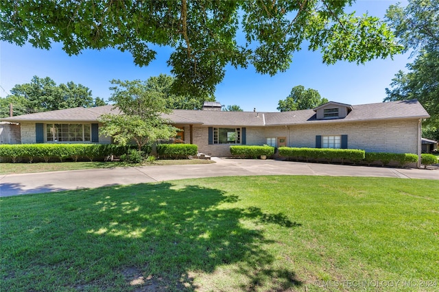 ranch-style house featuring a front lawn