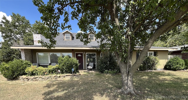 view of front of property with a front lawn