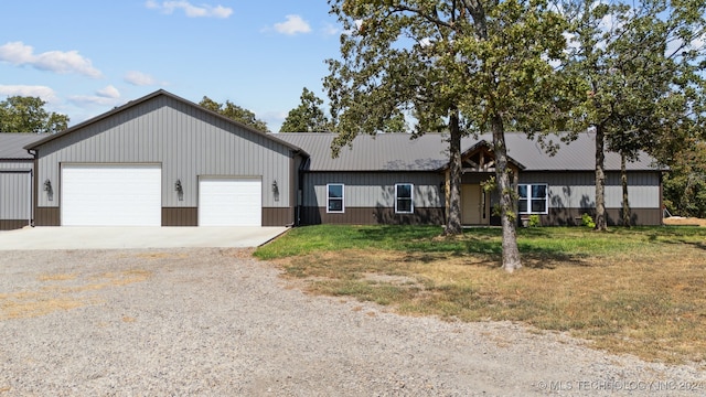 view of front facade featuring a garage and a front lawn