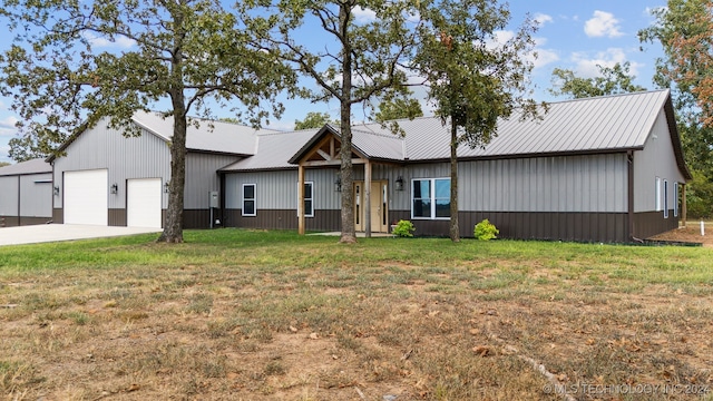 view of front of house featuring a front lawn