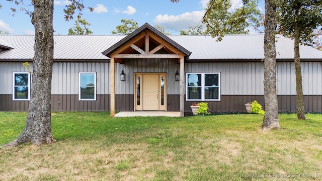 view of front of house with a front yard