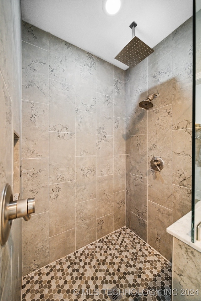 bathroom featuring a tile shower