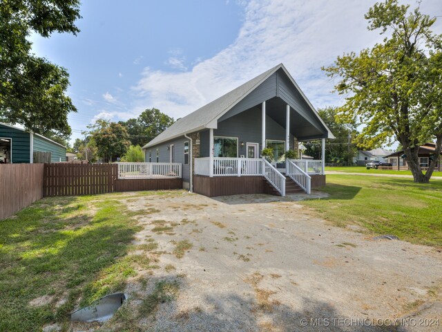 view of front of house with covered porch and a front yard