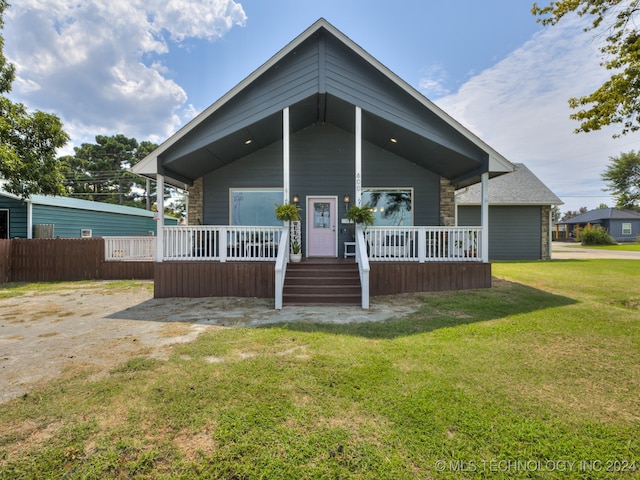 view of front of home featuring a front lawn