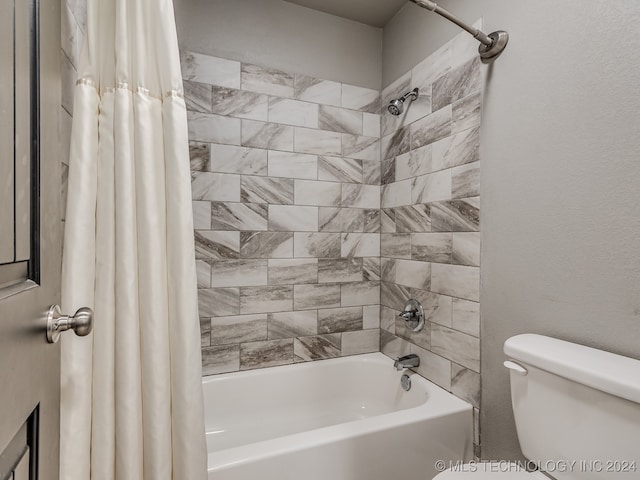 bathroom featuring toilet and shower / tub combo