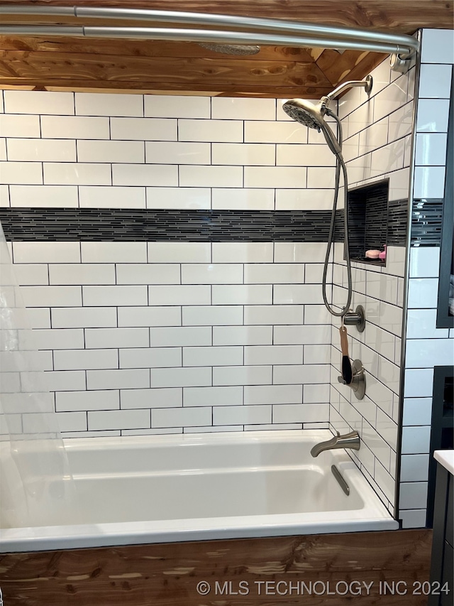 bathroom with tiled shower / bath combo