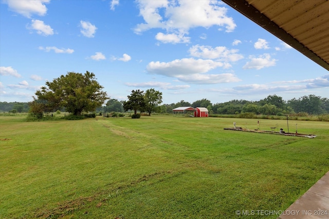 view of yard featuring an outbuilding