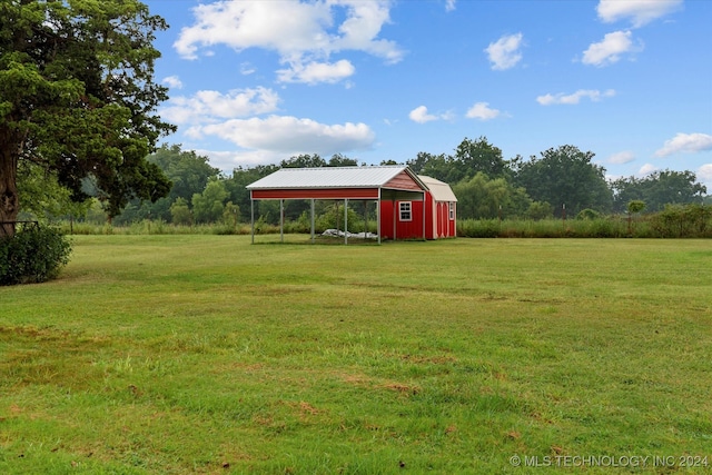 view of yard featuring a shed