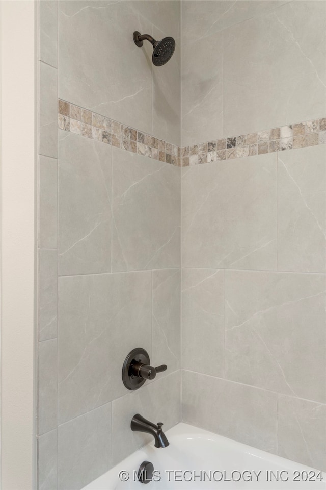 room details featuring tiled shower / bath