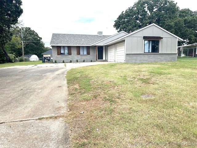 view of front of property featuring a front lawn