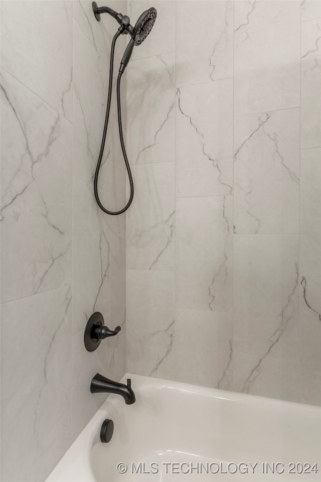 room details with tiled shower / bath