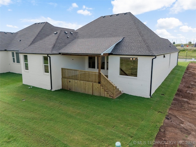 back of house featuring a lawn