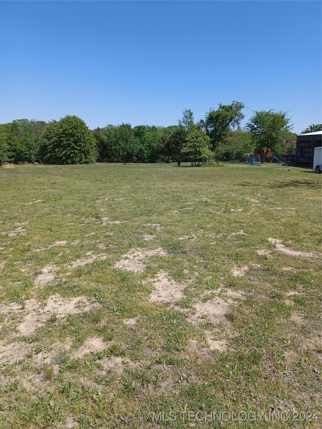 view of yard featuring a rural view