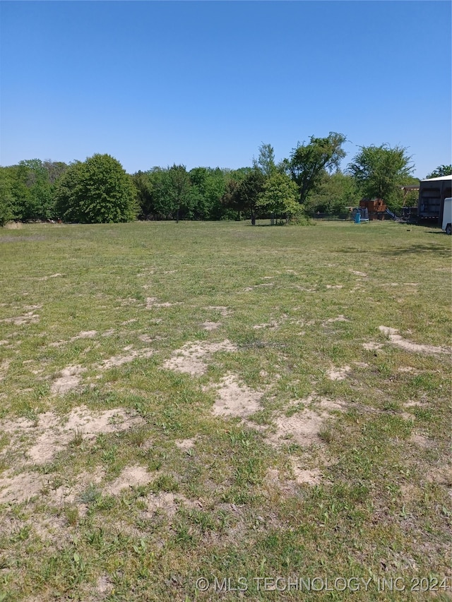 view of yard featuring a rural view