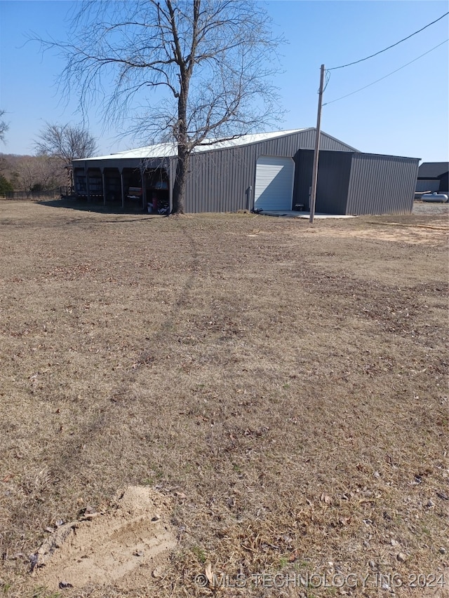 view of yard with an outbuilding