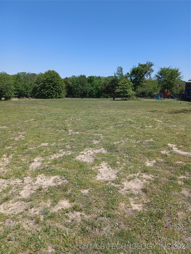 view of yard with a rural view