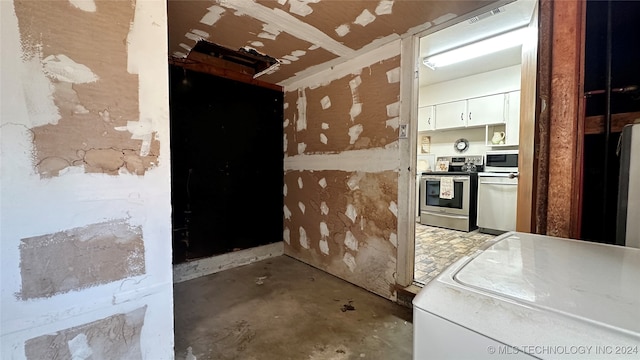 misc room with separate washer and dryer