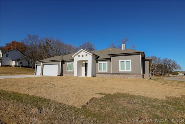 view of front of house featuring a garage and a front yard