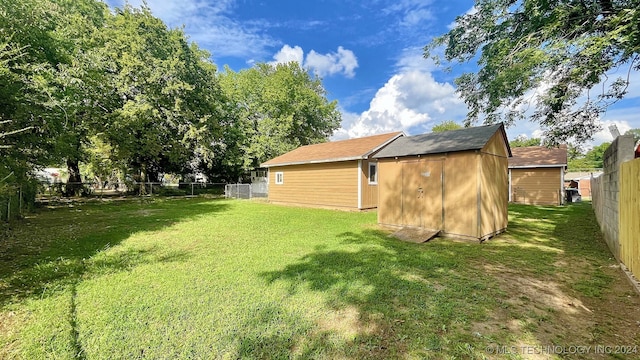 view of yard with a shed