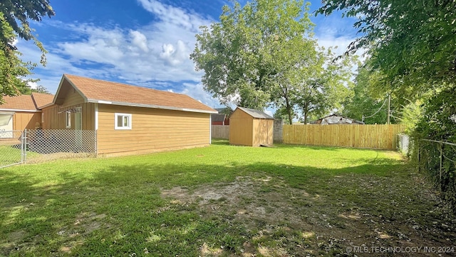 view of yard featuring a storage shed