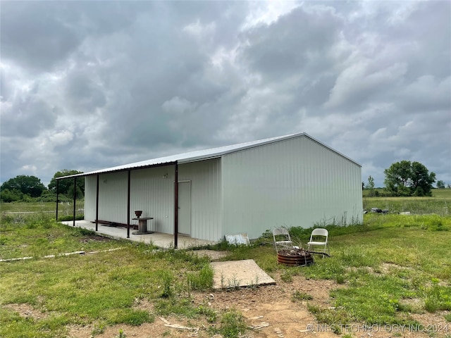 view of outdoor structure featuring a yard