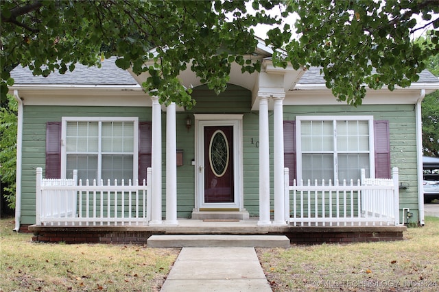 view of front of property featuring covered porch