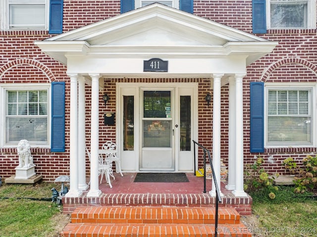 entrance to property featuring a porch