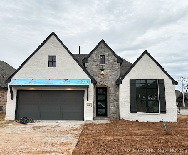 view of front facade featuring a garage