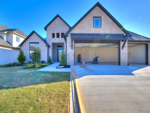 view of front of home featuring a front yard