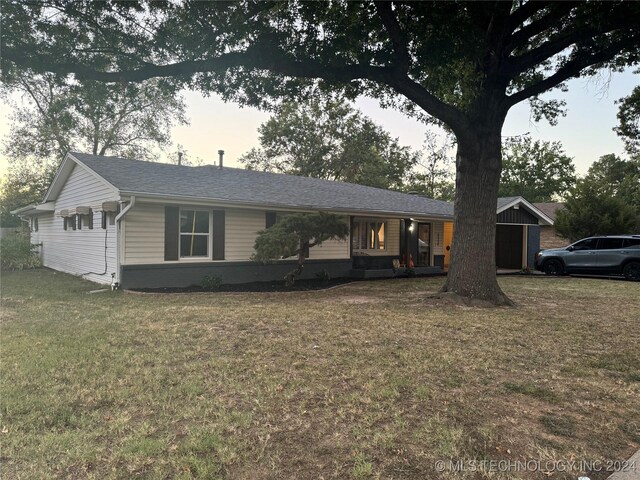 1335 N Mcfarland Pl, Claremore, OK 74017 - ranch-style house with a front lawn