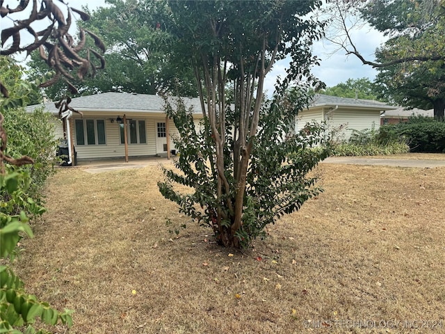 1335 N Mcfarland Pl, Claremore, OK 74017 - view of green lawn featuring a patio