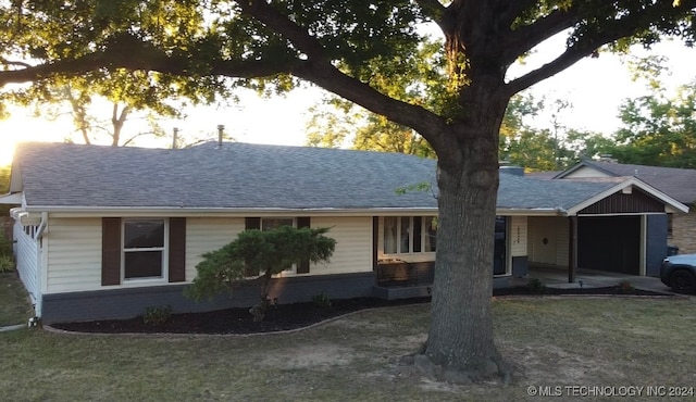 single story home with a front lawn