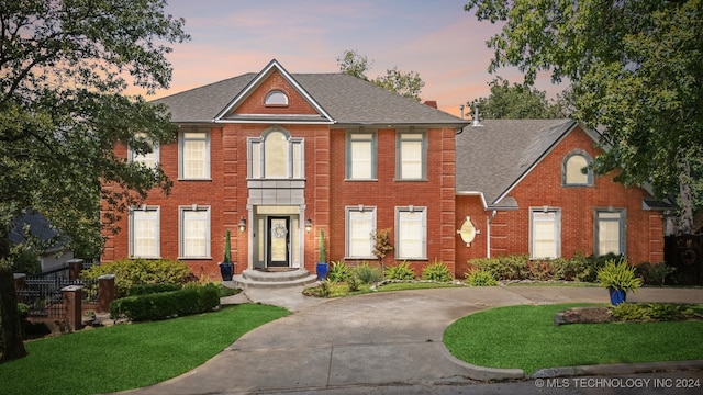 view of front of home featuring a lawn