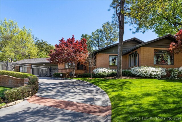 view of front of house with a front lawn