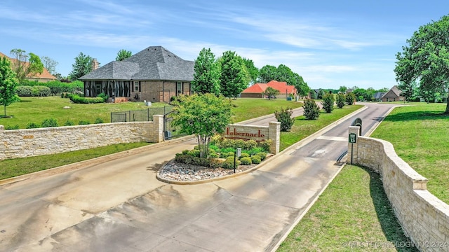 view of property's community featuring a lawn