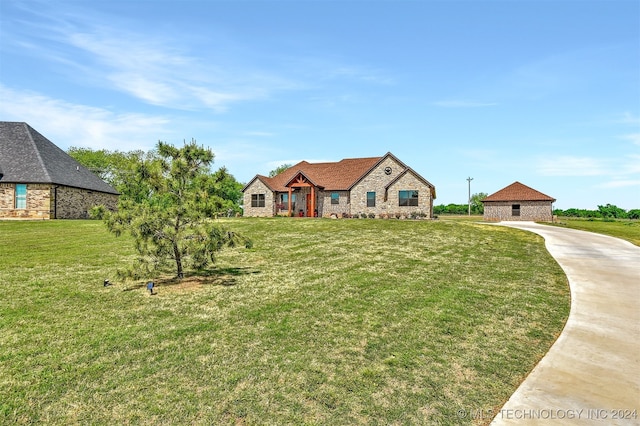 view of front of property featuring a front lawn