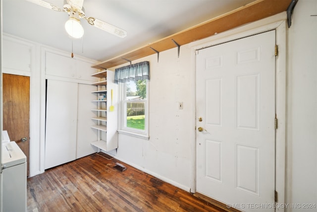 foyer entrance featuring washer / clothes dryer, dark wood-type flooring, and ceiling fan