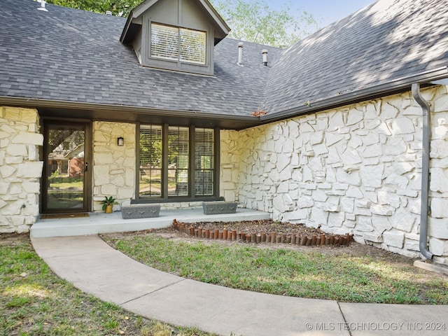 entrance to property with covered porch