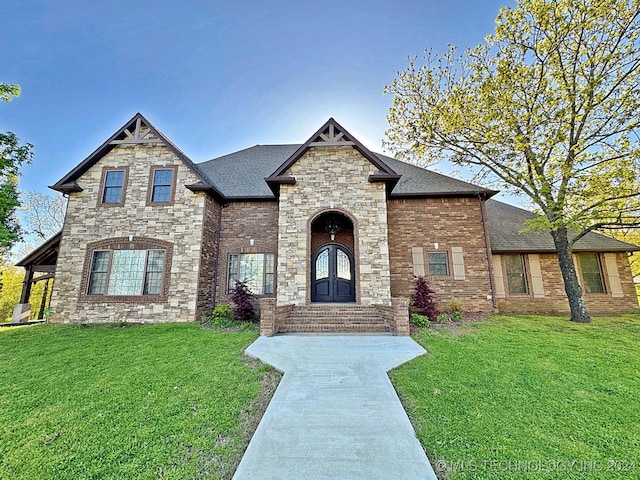 view of front of home featuring a front lawn