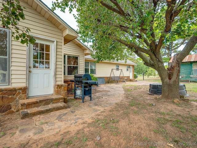 view of yard featuring a patio area